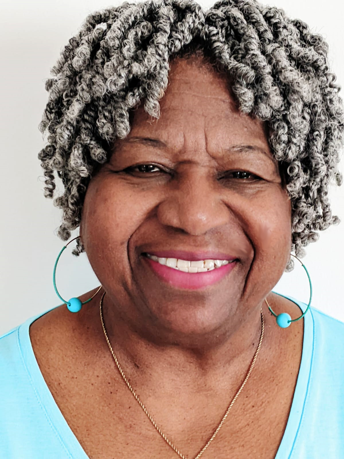 simplyshirley-headshot-blue-shirt